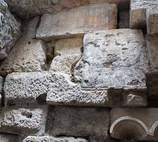 In der Mauer wurde vieles verbaut