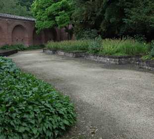Wasserbecken mit Spritzkanonen Glacis Park