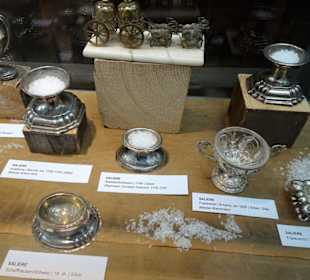 Exponate des Salzmuseums im Schaumagazin