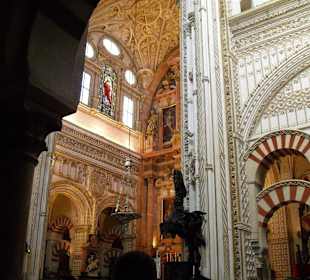 Blick von der Moschee in die Kathedrale