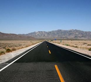 Endlos lange Straßen ins Death Valley