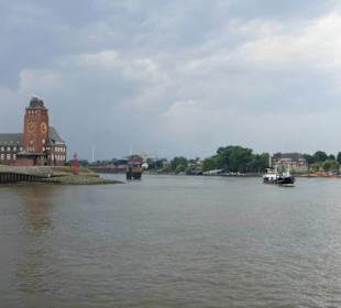 Unterwegs auf der Elbe bei Hafenrundfahrt