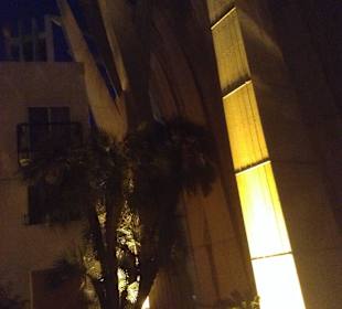 Beleuchtetes Seitenteil am Abend 