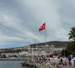 Und über allem weht die türkische Flagge