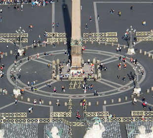 Widok na plac św. Piotra z kopuły.