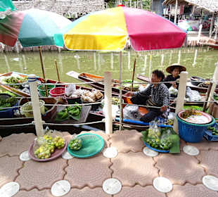 Floating Markt Thakha