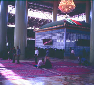 Käfig mit Khoneinis Sarg