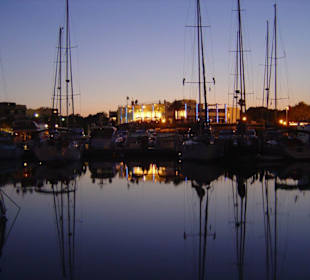Port w cala d'or nocą