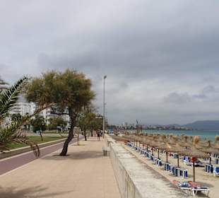 Schöne Stranpromenade zum Spazieren gehen 