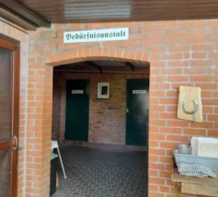 Zu den Toiletten