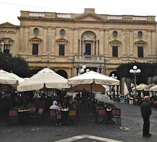 Vor dem Café Cordina