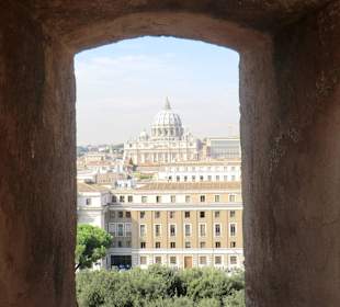 Blick auf den Petersdom von der Engelsburg aus.