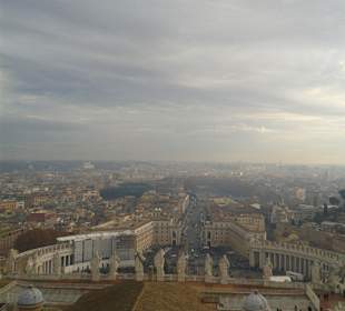 Blick von Petersdomkuppel auf Petersplatz