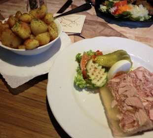 Sauerfleisch mit Röstkartoffeln 