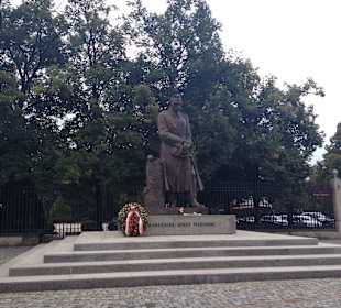 Przed parkiem - pomnik Marszałka Józefa Piłsudskiego