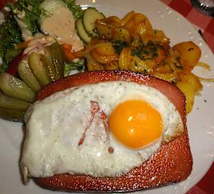 Leberkäse mit Spiegelei und Bratkartoffeln