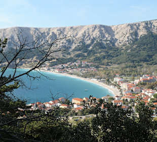 Blick auf Baška, sowie Strand und Bucht von Baška