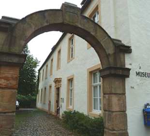 Ein schöner Rundbogen führt zum Museum.