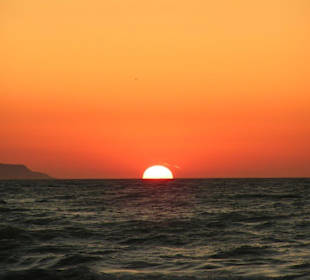 Die glutrote Sonne versinkt in ionischen Meer