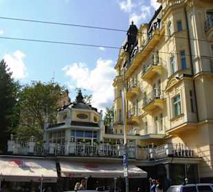 Links das Tanzkaffee