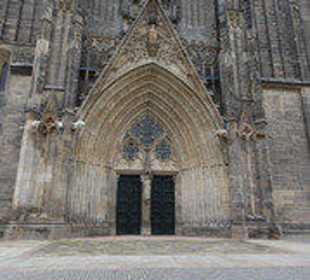 Eingangsportal mit Teilen des Labyrinths