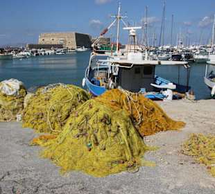 Le port et la forteresse dans le fond.