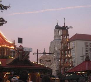 Weihnachtspyramide mit Frauenkirche in der Ferne