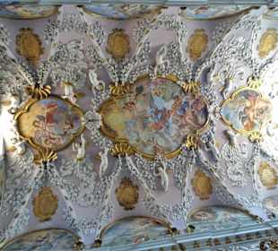 Stuck und Gemälde an der Decke der Sakristei