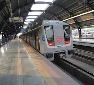 Metro fährt ein.