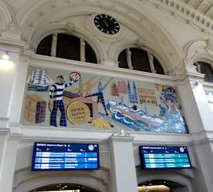 Historisches Bild über den modernen Anzeigetafeln