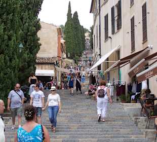 Richtung Kirchtreppe