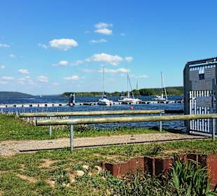 Erstreckt sich weit hinter