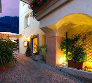 Eingang zum Restaurant im idyllischen Dorfgässchen