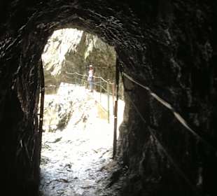 Tunnel durch die Klamm