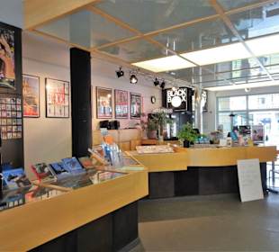 Museumsshop und Kassenbereich im Filmmuseum