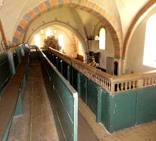 Blick auf die Bänke der Empore
