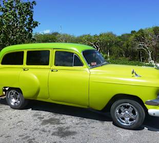 Oldtimer auf dem Parkplatz des Pueblos