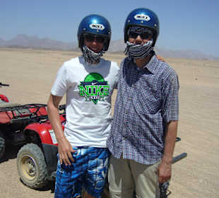 Quadfahren staubig und heiß, Vater und Sohn