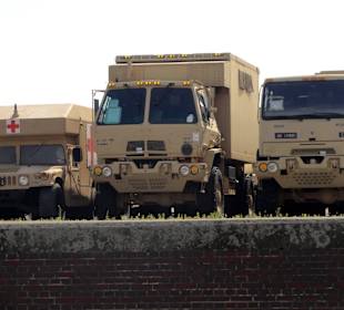 Militärfahrzeuge warten auf Verladung