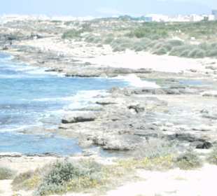 Ruhiger Felsstrand