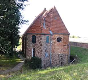 Außenansicht der St.-Marien-Kirche in Warfleth
