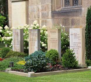 Gräber im Kreuzgang Garten