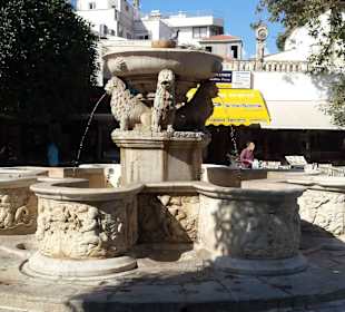 400 Jahre alter venezianischer Brunnen im Zentrum