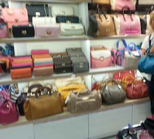 Auswahl an Taschen in einem Kaufhaus