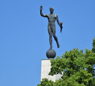 Der Fackelträger am Nordufer des Maschsees