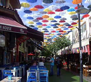 Dekorierte Seitenstraße in der Altstadt von Antalya