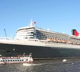 QM 2 Queen Mary 2 in Hamburg
