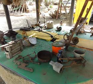 Alte Gerätschaften im Kräutergarten