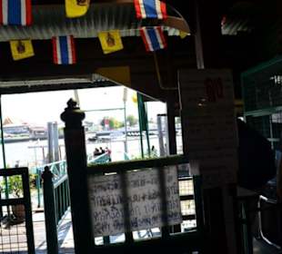 Fahrt auf dem Chao Phraya Fluss Bangkok