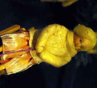 Alte Puppen für den Christbaum